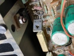 Zużyte komponenty elektroniczne w brudnym wnętrzu wzmacniacza UNITRA PW9013