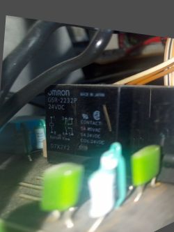 Denon PMA-1080R – jakie napięcie powinno zasilać przekaźniki głośnikowe?