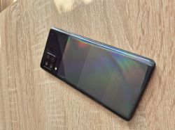 Tył telefonu Samsung Galaxy A42 5G na drewnianym blacie, widoczna obudowa i aparat