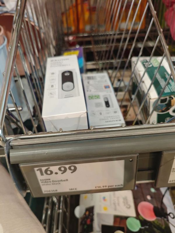 Półka z drucianym koszem i pudełkami wideodzwonków; widoczna cena 16,99.