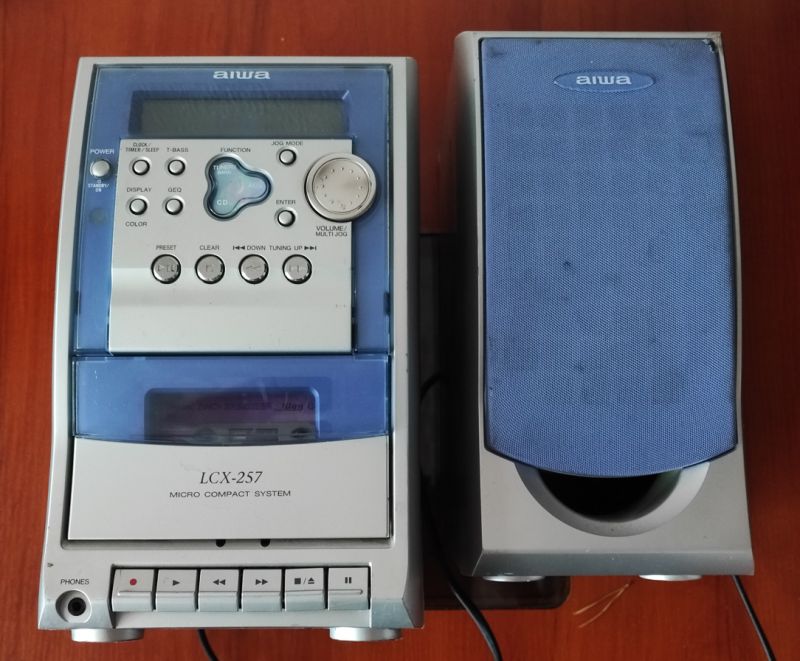 Stara wieża audio Aiwa LCX-257 z głośnikiem.