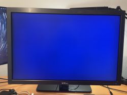 Monitor Dell wyświetlający niebieski ekran.