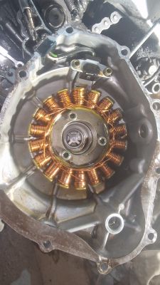 Widok na wirnik prądnicy motocyklowej z miedzianymi cewkami.