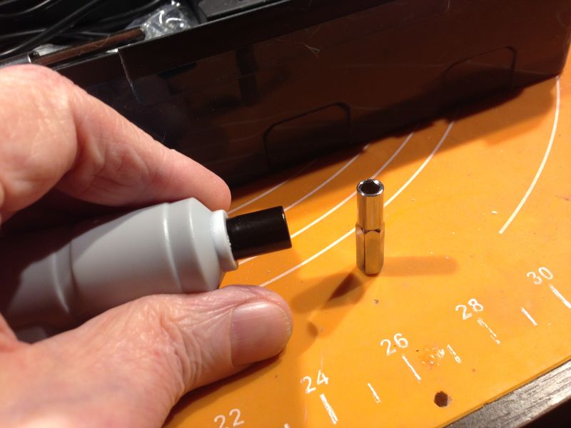 Zbliżenie na ręczny uchwyt elektrycznego wkrętaka z bitem.