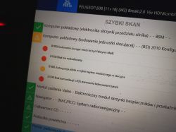 Ekran diagnostyki samochodu z błędami.