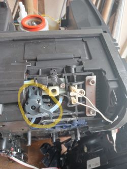 Wnętrze ekspresu do kawy Delonghi z zaznaczonym problematycznym elementem.