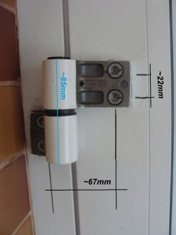 Wymiana zawiasów do drzwi wejściowych z aluminium.