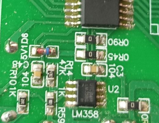 Zbliżenie na płytkę drukowaną z widocznymi elementami elektronicznymi, w tym układ LM358 i dioda oznaczona jako 5V1.