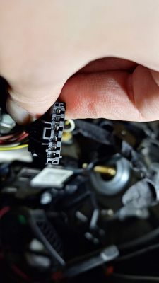 Potrzebne zdjęcie 6-pinowej wtyczki spryskiwaczy do prawej manetki w Renault Clio III