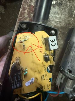 Spalony rezystor na płytce PCB siłownika, oznaczony czerwonym kółkiem
