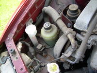 Lokalizacja wlewu płynu chłodniczego w Mazda 626 z 1993 roku