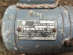 Zbliżenie na tabliczkę znamionową starego silnika elektrycznego produkcji ZSRR z 1978 roku.