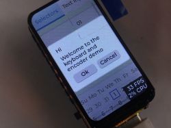 Zbliżenie na ekran modułu ESP32‑C6‑LCD‑1.47 z demem LVGL i komunikatem powitalnym