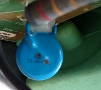 Elektryczny pastuch - Identyfikacja elementu na wyjściu, możliwy warystor lub kondensator