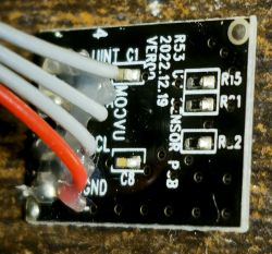 Zbliżenie płytki PCB z przewodami i elementami SMD, widoczne napisy „UVINT C1” i „VER1.2”