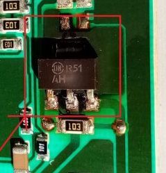 Fragment zielonej płytki drukowanej z komponentem oznaczonym jako R51 AH.