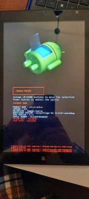 Tablet w trybie crash mode z logo Androida i szczegółami systemowymi na ekranie.