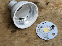 Yeelight GU10 Smart Bulb W1 350lm YLDP004-A - wnętrze, moduł WiFi