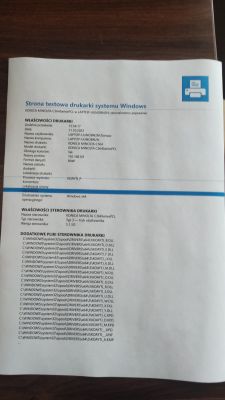 Strona testowa wydruku z drukarki Konica Minolta C364e z niebieską linią na papierze.