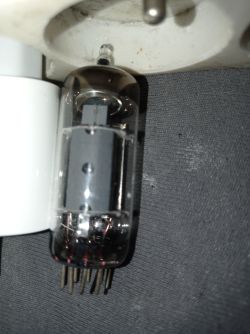 Lampa elektronowa w podstawce, widok z bliska na szklany korpus i styki