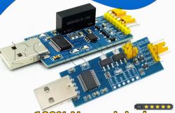 Dwa konwertery USB na UART na niebieskich płytkach PCB z pinami i złączami