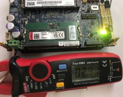 Płyta elektroniki z modułem RAM i diodą LED oraz miernik cęgowy z odczytem 0,24.