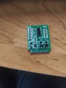 Układ elektroniczny na płytce PCB z różnymi komponentami, w tym tranzystorami.
