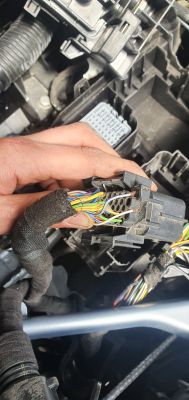 Gdzie znajdę schemat podłączenia skrzynki bezpieczników w Oplu Astra K 1.0?