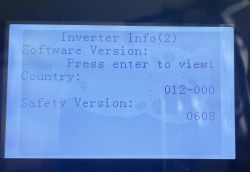 Wyświetlacz falownika z informacjami o oprogramowaniu i wersji bezpieczeństwa.