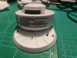 Smoke detector with visible manufacturer label and model KD-122LH.