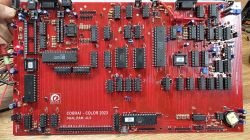Czerwona płytka PCB COBRA1-COLOR 2023 z zamontowanymi układami scalonymi, kondensatorami i rezystorami.