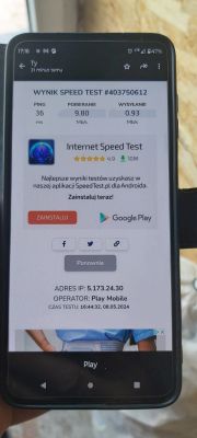 Smartfon pokazujący wyniki testu prędkości internetu z aplikacji SpeedTest.