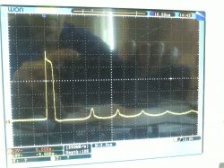 Jak bezpiecznie podłączyć desulfator do akumulatora 12V? [50V na zaciskach]