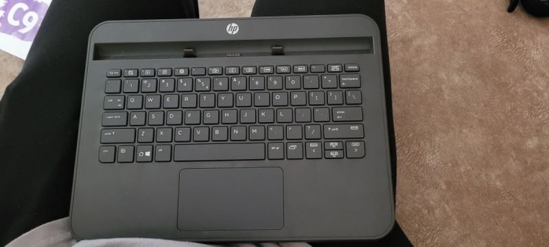 Klawiatura HP do tabletu z widocznym portem dokującym.