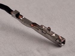 Metalowy pin konektorowy z przewodem, długość około 16 mm