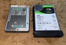 Wnętrze starego dysku HDD 2000MB Caviar 22100 WDAC22100-07H Wnętrze starego dysku HDD 2000MB Caviar 22100 WDAC22100-07H
