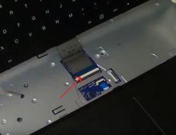Lenovo E50-80, 15.6\ - Wyłamany zatrzask łączący klawiaturę z płytą główną