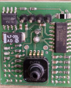 Zbliżenie na płytkę obwodu z czujnikiem i elementami elektronicznymi.