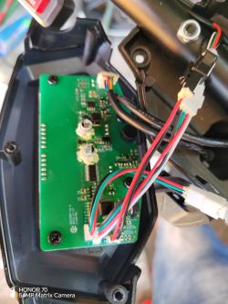 Płytka elektroniczna z podłączonymi przewodami wewnątrz urządzenia.