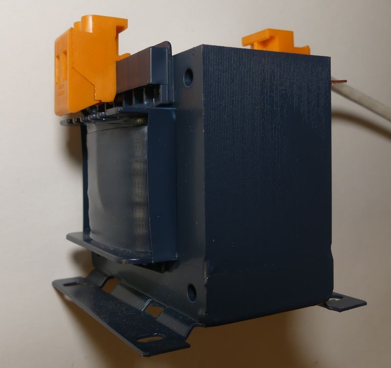 Transformator elektryczny z pomarańczowymi zaciskami montażowymi