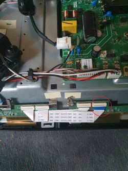Sharp 40BG4E - działające podświetlenie, połowa obrazu po odpięciu taśmy