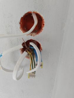 Doprowadzenie zasilania do puszki w instalacji bezpuszkowej - pytania i odpowiedzi