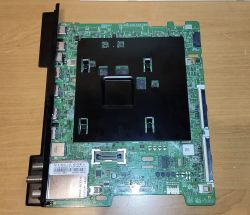 Płyta główna telewizora Samsung na drewnianym stole