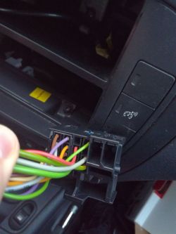 Podłączenie radia Pioneer MVH-S120UB do Citroen C3 Furio 2007: separator antenowy i przejściówki?