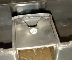 Zbliżenie na modyfikację plastikowego elementu z naklejoną gumką 1 mm