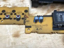 Panel z przyciskami SUBWOOFER i SELECTOR oraz komponentami elektronicznymi