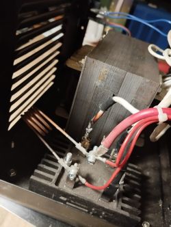 Transformator i połączenia wewnątrz prostownika Dedra DEP-030