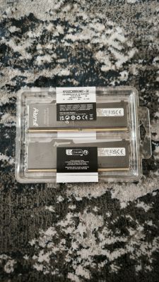 Pamięć RAM Kingston FURY 2x16GB DDR5 w plastikowym opakowaniu na dywanie