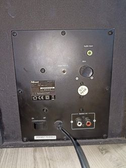 Jak podłączyć Amplituner Akai As-110ra-320 i Subwoofer Trust 2.1 Sp-3680 do TV Samsung UE40F5000AW?