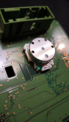 Prędkościomierz zaczyna od 40 km/h po odpaleniu - co steruje silniczkiem?